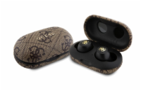 Guess True Wireless 4G PU Metal Logo BT5.3 Stereo Earphones Brown Poznejte styl a pocity, které nám přináší hudba. Teď si užijete každý tón v dokonalosti s Guess True Wireless 4G PU Metal Logo bezdrá