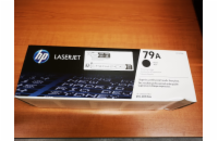 HP toner 79A/Black/1000 stran - poškozený obal